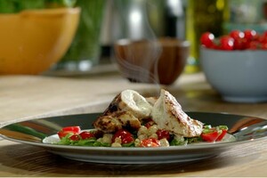 Gevulde kipfilet en cherrytomaten-rucolasalade