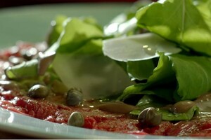 Ossenhaascarpaccio met gorgonzola-walnotensalade met peer