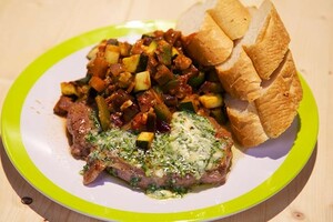 Entrecotes met blauwe kaasboter en ratatouille