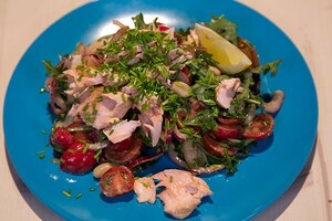 Zalmsalade op gegrild boerenbrood