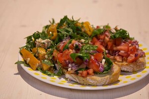 Bruschetta di pomodori met Italiaanse salade