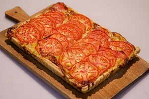 Zwitserse kaastaart met tomaten