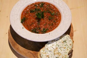 Zomerse gazpacho met munt
