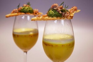 Aspergebouillon met saffraanroom