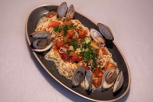 Spaghetti con molluschi in letto di crema di carciofi (spaghetti met clams en artisjokkencrème)