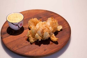Lotus-ui met pittige dip