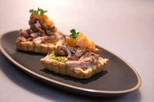Taartje van maïspuree en gegrilde kip uit Zuid-Amerika