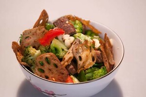 Pikant-zoete beefwokschotel met lotuswortelchips