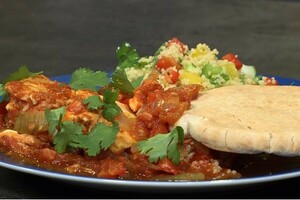 Pita met pit (shakshuka met couscoussalade)