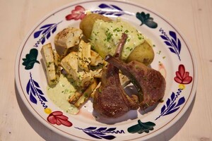 Rozemarijn-pastinaak met lamskoteletten