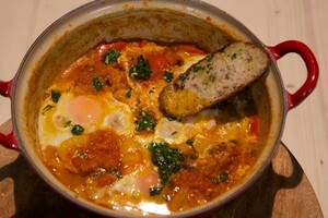 Eieren in groentestoof met knoflookbrood