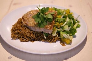 Sesam-tonijnsteaks met avocadosalade