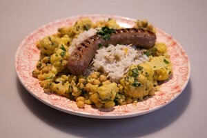 Hollandse curry (bloemkoolcurry met notenrijst en een saucijs)