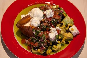 Gepofte zoete aardappels met Mexicaanse salsa