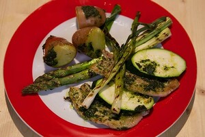Gegrilde speklapjes met salsa verde