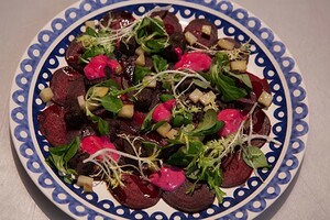 Carpaccio van bieten met bloedworst en bietenmayonaise