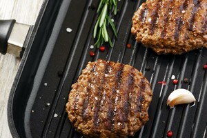Grillburger met witlofsalade