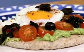 Ontbijtpizza met avocado en spiegelei