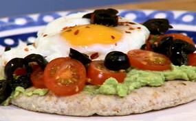 Ontbijtpizza met avocado en spiegelei