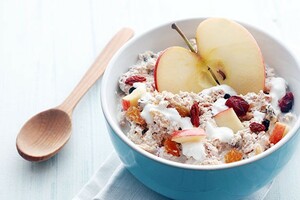 Geitenyoghurt met fruit, noten en honing