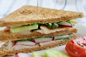 Sandwich met komkommer-roomkaassalade en gerookte forel