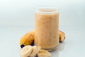 Rood fruit-bananenmilkshake