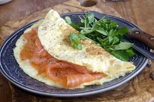 Omeletrol met gerookte zalm