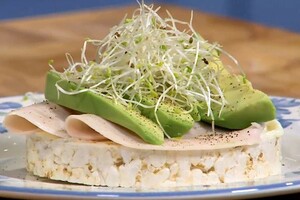 Rijstwafel met kipfilet en avocado