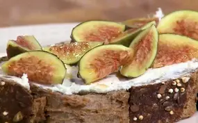 Boerenbrood met geitenkaas en vijgen