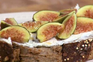 Boerenbrood met geitenkaas en vijgen