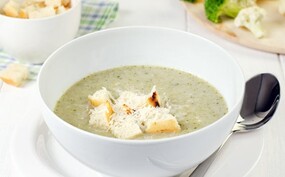 Broccoli-bloemkoolsoep met verse knoflookcroutons