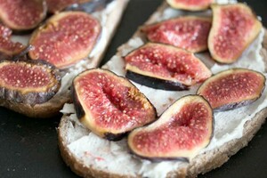 Toast met geitenkaas en vijg