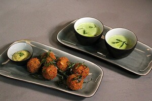 Zomerse erwtensoep met bitterballen