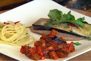 Scaloppine alla Conca d’oro met spaghetti aglio olio e peperoncino & Caponata