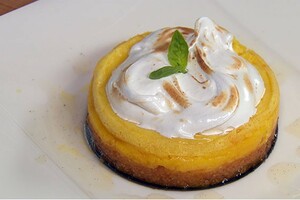 Torta al limone met Italiaans schuim en basilicum-citroensiroop