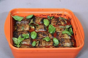 Auberginerolletjes in spicy tomatensaus
