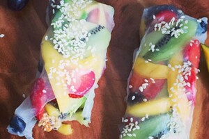 Zoete rijstloempia’s gevuld met vers fruit, chiazaad en amandel-haver-sesamcrumble