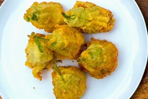 Gevulde pompoenbloemen met eekhoorntjesbrood en feta