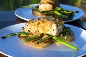 Gerookte barracuda met palmhart-aspergesalade