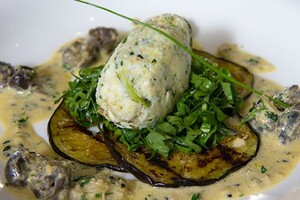 Okra en sesamzaad gnocchi met gegrilde aubergine en slakken in saus
