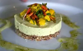 Avocadocheesecake met dadel-amandelbodem, aloë coulis en mangosalsa