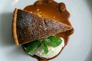 Pindataartjes met karamelsaus en vanille-ricottacrème