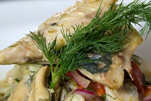 Salade van venkel met gerookte makreel, mosselen en kokkels