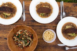 Chikanda worstjes met olijven-cassavepuree en cassavechips