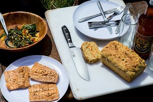 Bierbrood gevuld met forel, bloemensalade en nectarinesalsa