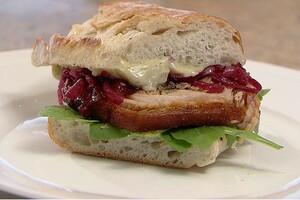 Broodje porchetta met uiencompote