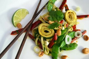 Aziatische noedelsalade met mangosaus