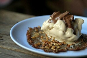 Danakil kamelenmelk- en koffie-ijs met brandy snap en geroosterde gerst