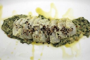 Loin van hondstonijnmoot met sesamkorstje, tom yum-saus, knapperige gember en kokosnoot