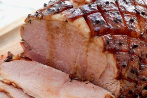 Langzaam geroosterde ham met suikerstroop